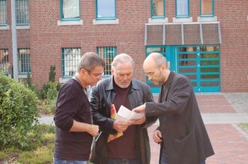 Andy Bausch, Stacy Keach und Torsten Neumann in der Justizvollzugsanstalt Oldenburg