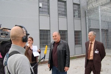 Stacy Keach beim Interview vor der neuen Tischlerei der Justizvollzugsanstalt Oldenburg